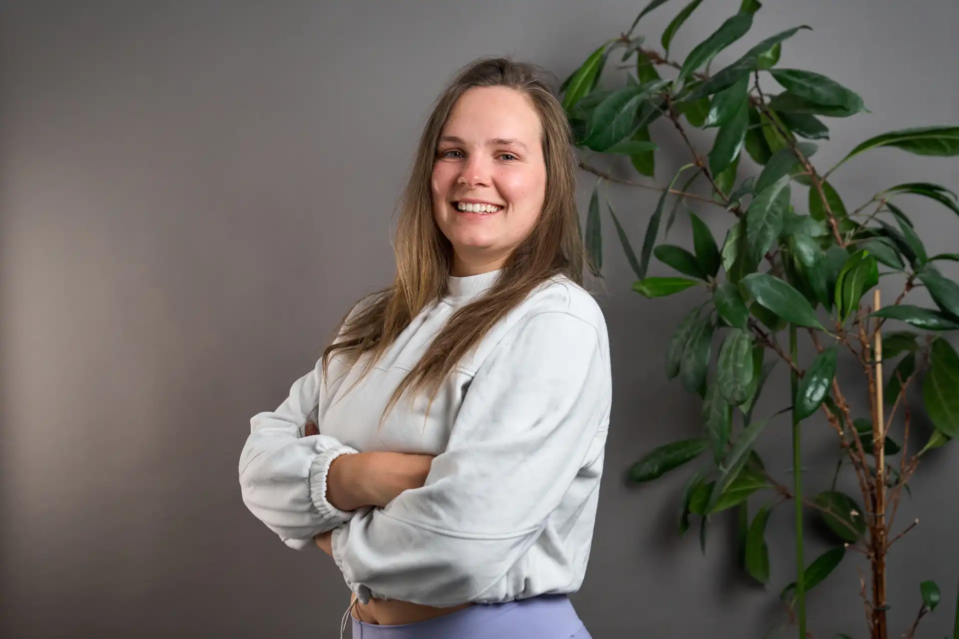 Jessi von periomea freundlich mit verschänken armen